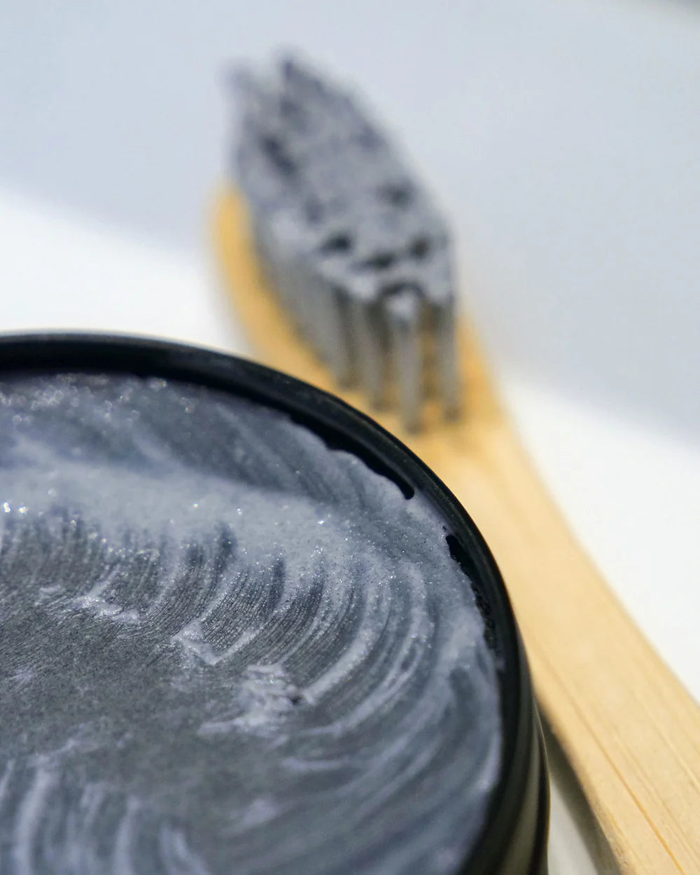 Solid toothpaste with organic charcoal